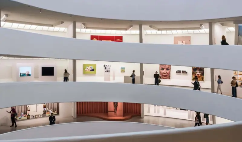Convierte Taryn Simon al Guggenheim en un laberinto de memoria y poder