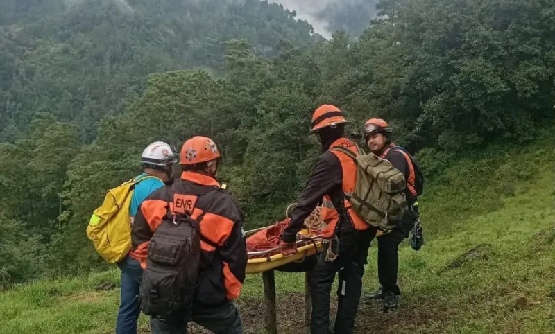 Rescatan cuerpo de hombre que cayó a una barranca en Veracruz