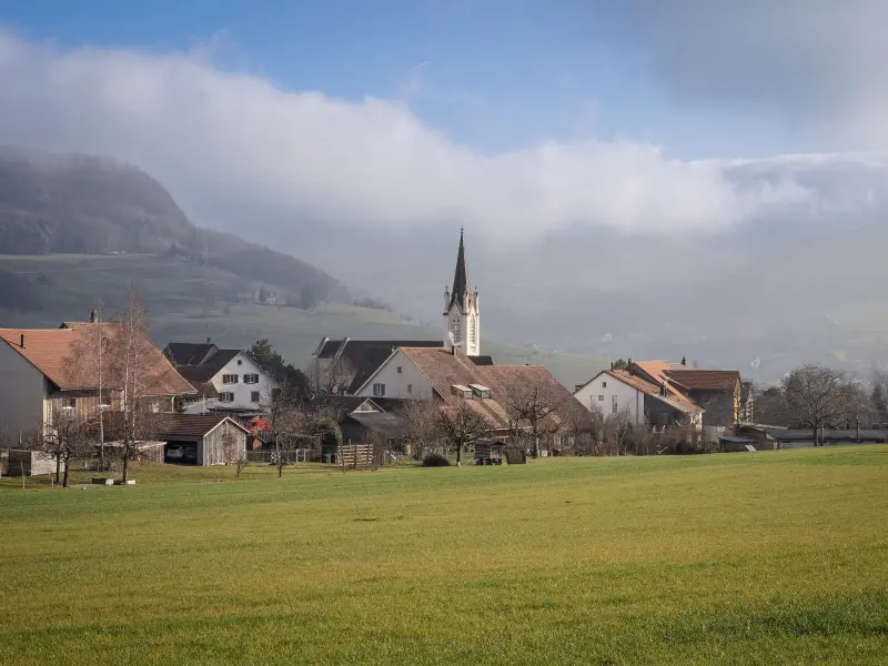 Una familia de Francia ofrece alojamiento, tres comidas al día y dos días libres a voluntarios que trabajen 25 horas semanales en jardinería y mantenimiento, pero exige viajar en pareja o con un amigo y cubrir los gastos del traslado