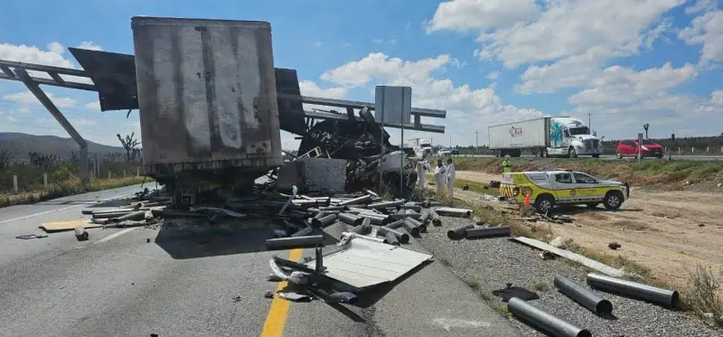 Muere chofer tras quedar atrapado en incendio por choque en la Carretera 57