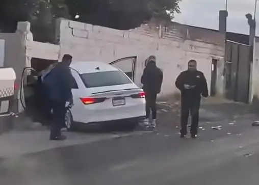 Se impacta auto contra un domicilio en avenida Coitzio en Morelia