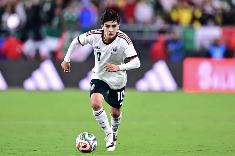 ¡Qué golazo del 10! Gilberto Mora marca su primer gol con México en el debut de Márquez