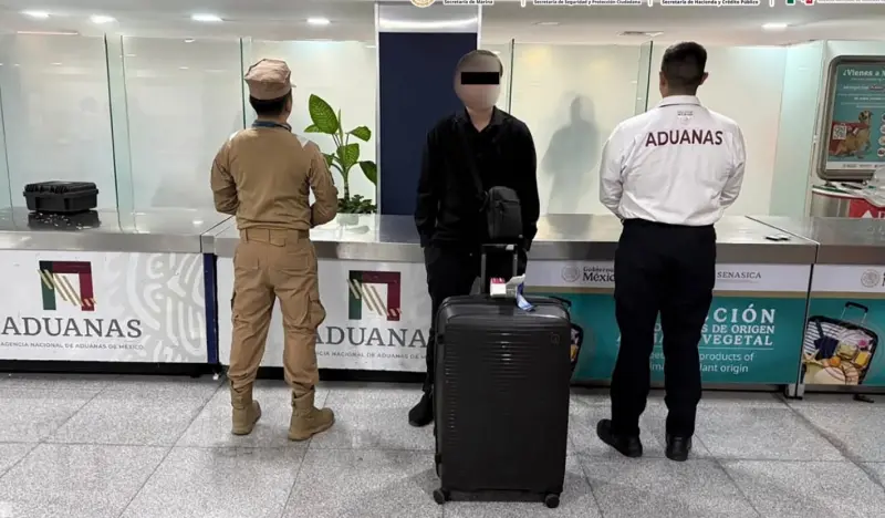 Aseguran en el AICM 8 kilos de cocaína oculta en artesanía de Perú