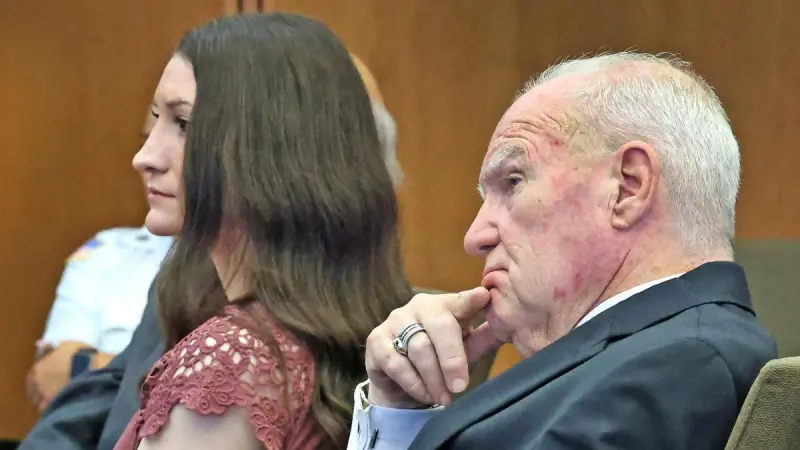 Madre de EU que mató a sus tres hijos busca la absolución tras juicio nulo