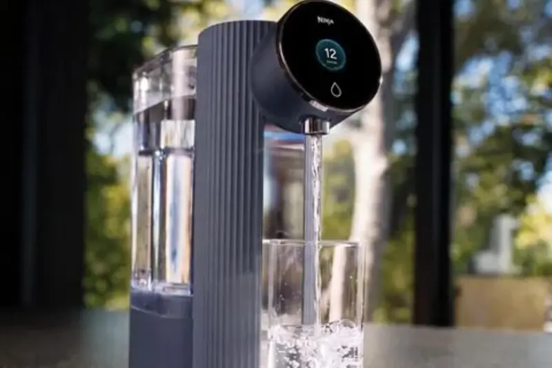 Ninja lanzó su primer filtro de agua y el internet ya se dedicó a ponerla a prueba con los líquidos más absurdos