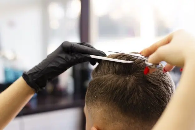 Apoya Anuar Azar el bolsillo con cortes de cabello gratis cada sábado