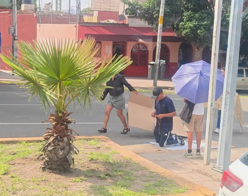 Católicos cumplen mandas y penitencias rumbo al Templo de la Cruz