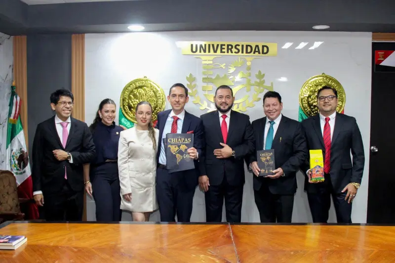 La Universidad de Chiapas inviste a expresidente de Guatemala como Doctor Honoris Causa