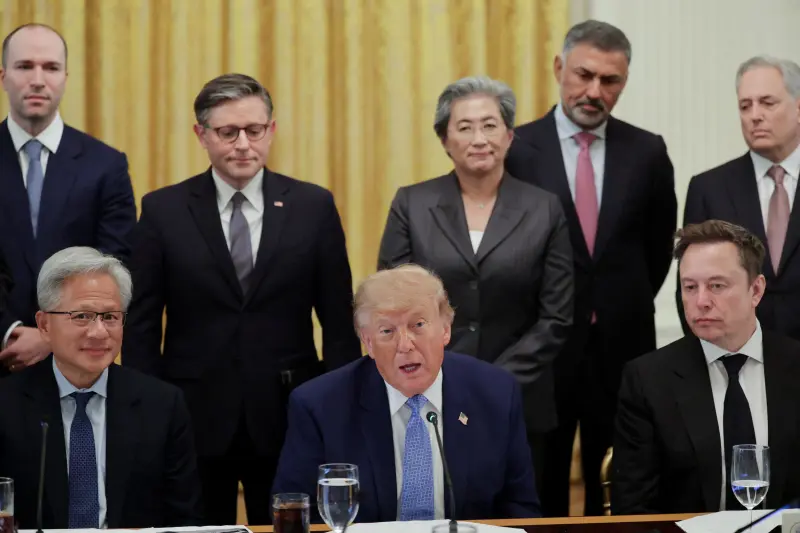 Trump acuerda con gigantes tecnológicos que la IA se autorregule mediante controles internos y un comité de vigilancia