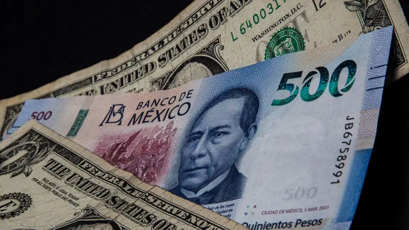 Tipo de cambio peso-dólar cierra su peor periodo desde 2024 y se cotiza por arriba de 18 unidades