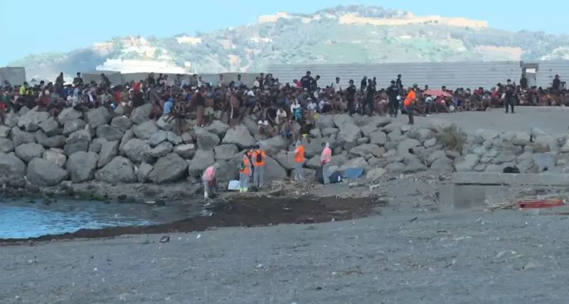 Más de 2.000 migrantes vuelven a las playas de Ceuta tras quedarse fuera del campamento del puerto