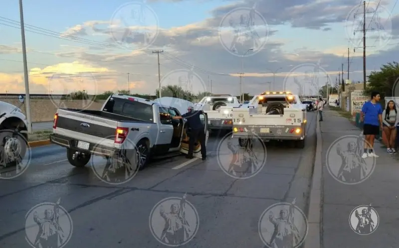 Se hunde una pick up en el bulevar Juan Pablo II