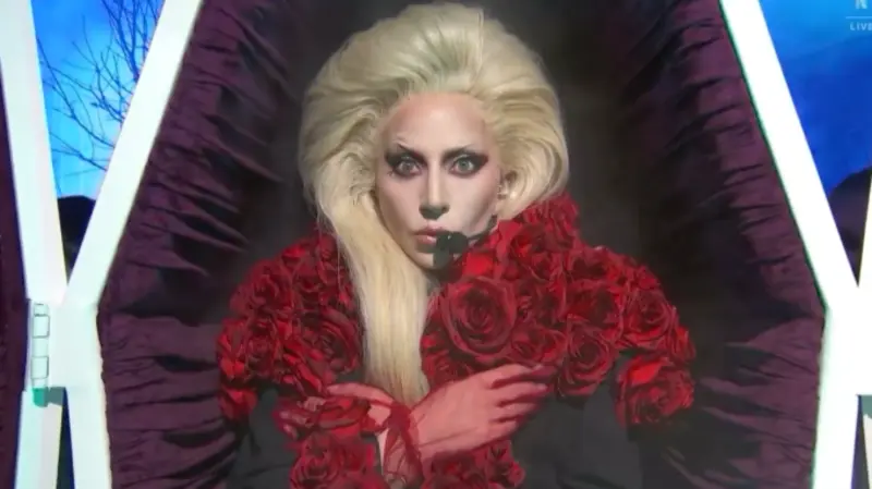 Lady Gaga sorprende al aparecer con un bebé junto a Michael Polansky