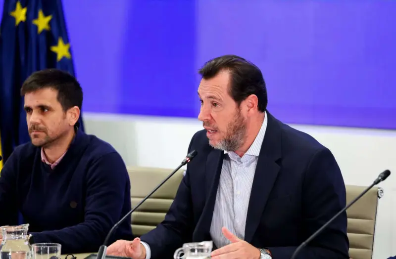 Moncloa, estupefacta por el freno de la Justicia al campamento de migrantes en el Puerto de Ceuta