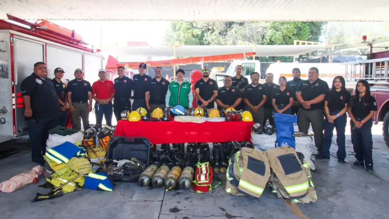 Estrenan equipo y uniformes bomberos y Protección Civil de San Pedro, Coahuila