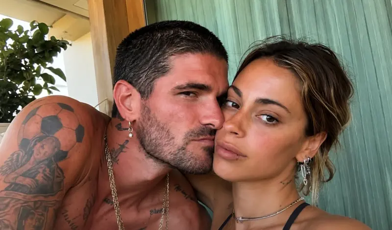 Tini y De Paul preparan su gran boda: Messi y Chris Martin entre los invitados