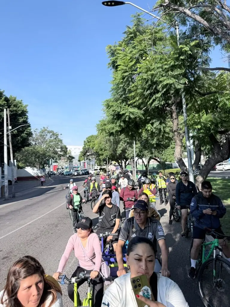 Ciclistas toman las calles del centro de Querétaro por el “Día Mundial Sin Auto”