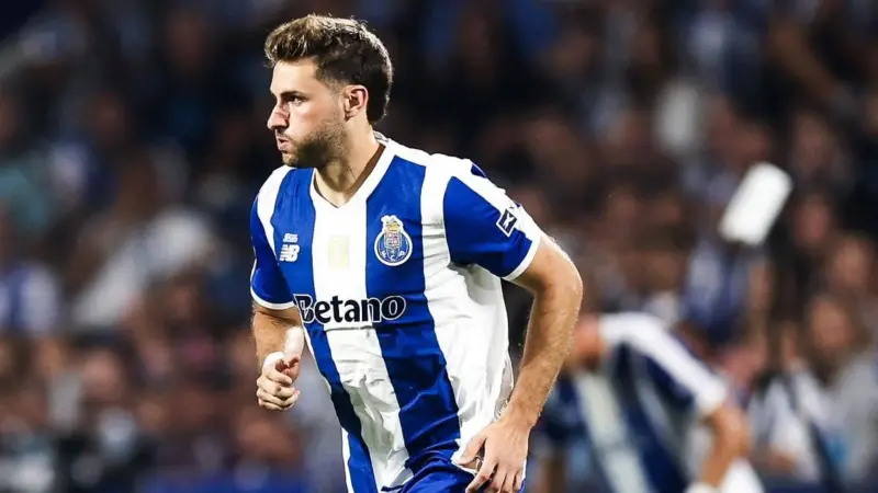 Santiago Giménez debuta con el Porto y roza el gol en el último suspiro de la victoria ante Moreirense