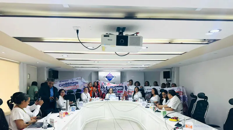 Protestan mujeres en el IEPC; exigen cargos en 33 municipios de Guerrero