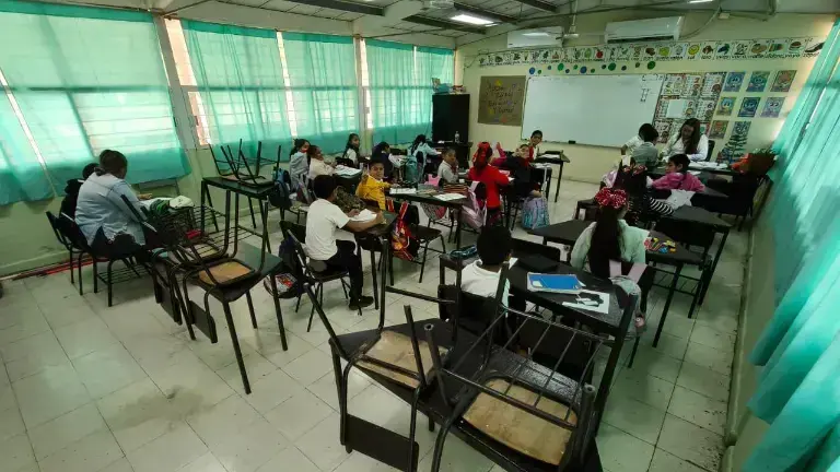 Restricción al celular en escuelas: necesaria pero con retos de aplicación, alertan especialistas