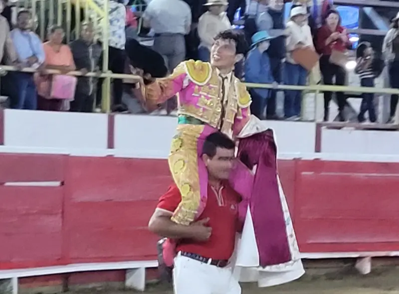 Isaac Fonseca armó el taco en Uriangato, triunfó y salió en hombros