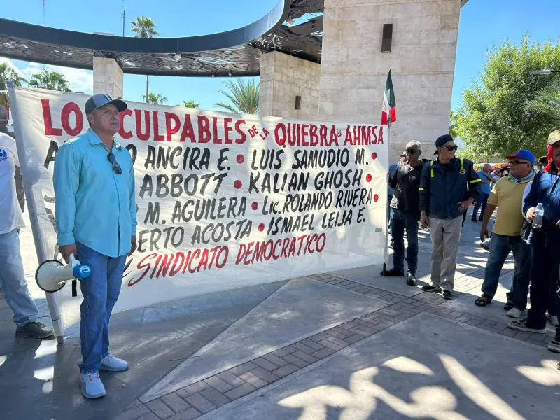 Exobreros de AHMSA exhiben división durante marcha en Monclova