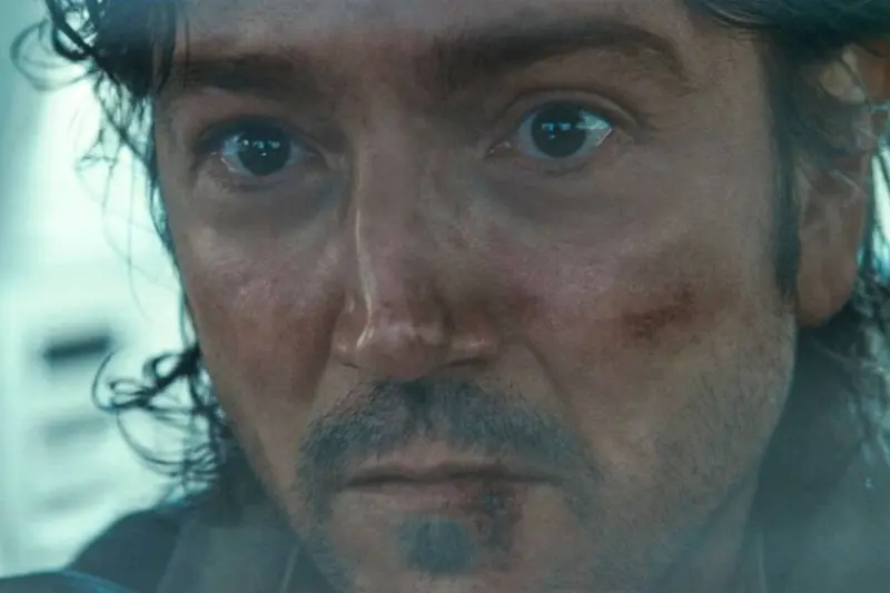 Diego Luna hace su confesión más personal: "Mi mamá murió cuando yo tenía dos años y la forma en que eso me marcó está presente en todo lo que hago"