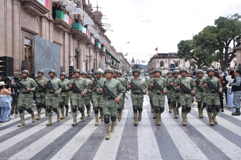 Más de 700 agentes de las fuerzas armadas desfilaron en honor a Morelos