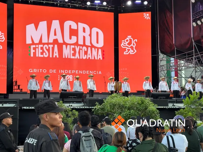 Se reúnen familias en la Macroplaza para celebrar el Grito de Independencia