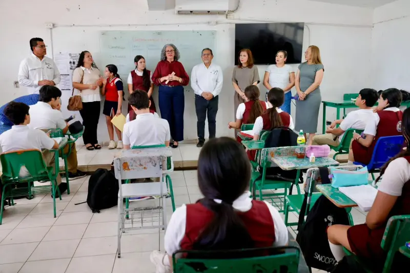 Promete Graciela Domínguez rehabilitación de la secundaria en Culiacán