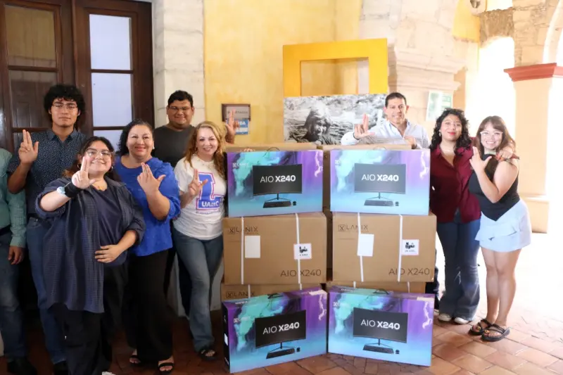Rector de la UAdeC escucha propuestas de estudiantes de Ciencias Sociales; entrega 20 equipos de cómputo