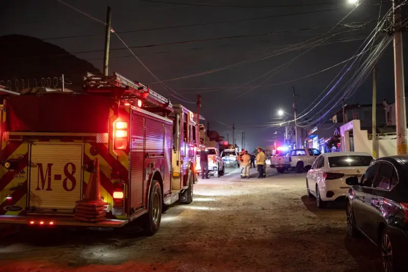 Lanzan bombas molotov contra domicilio en Cerro de las Abejas; vecinos sofocan incendio