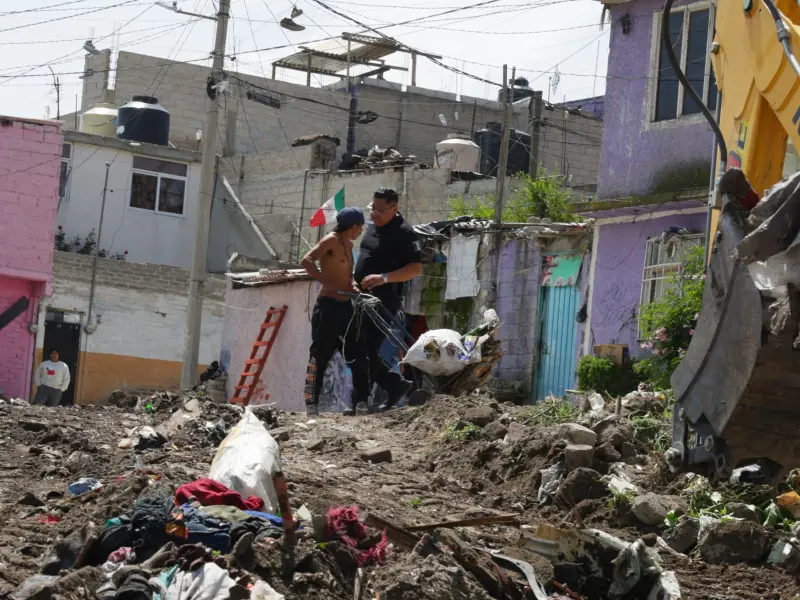 Detienen a hombre por tirar basura en tiradero clandestino de Ecatepec
