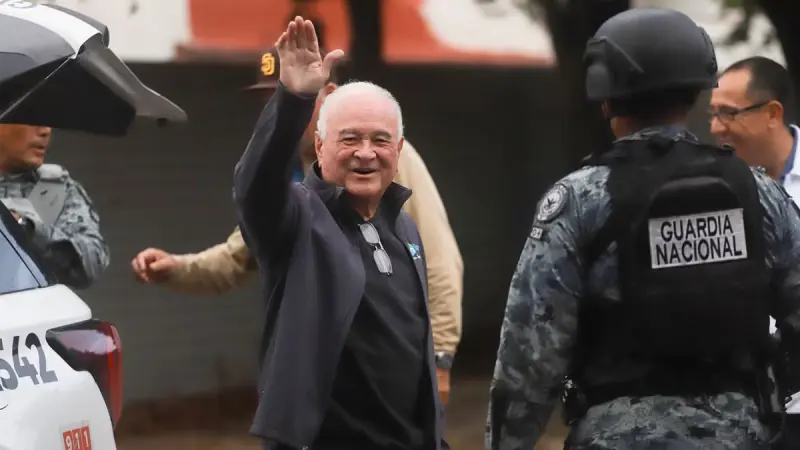 Ernesto Ruffo llega a Ensenada para cumplir prisión domiciliaria tras más de 30 horas de traslado