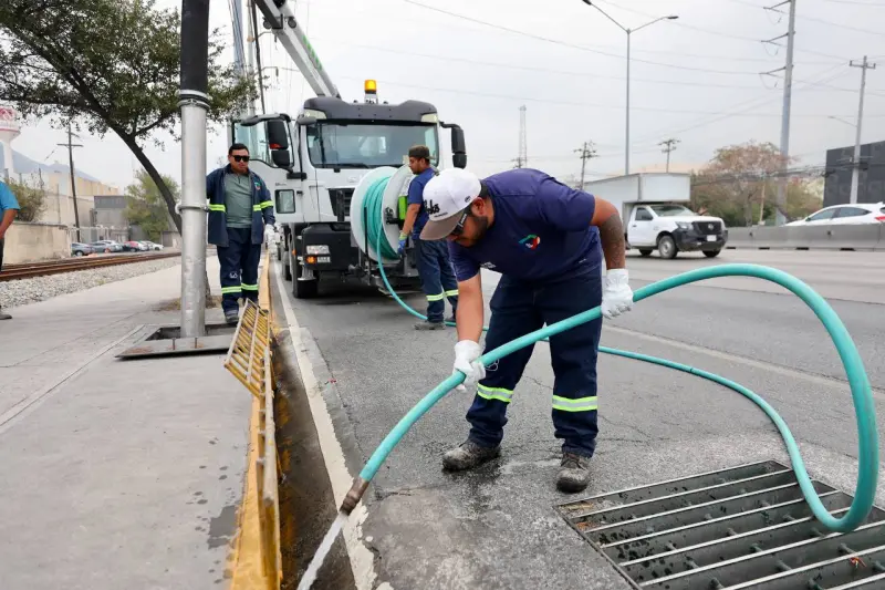 Ante el pronóstico de lluvias, refuerzan limpieza de drenaje en San Pedro