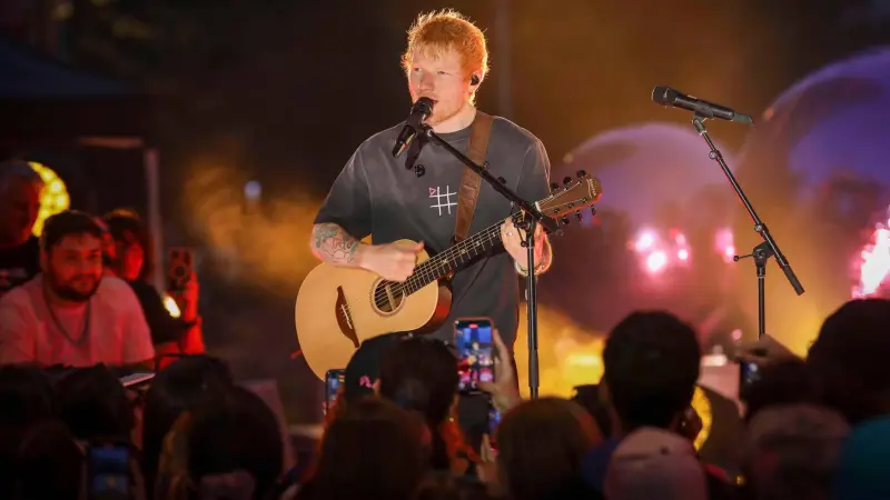 Ed Sheeran admite errores tras polémica por Macklemore: ‘Estoy aquí esta noche solo’