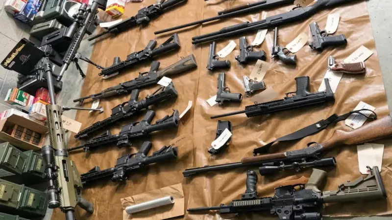 Aseguran arsenal de 23 armas y droga durante cateo en una vivienda de Yuma