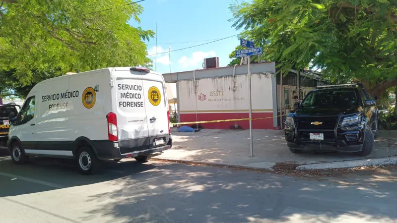 Hombre pierde la vida a las puertas de la biblioteca del Issste en Pensiones