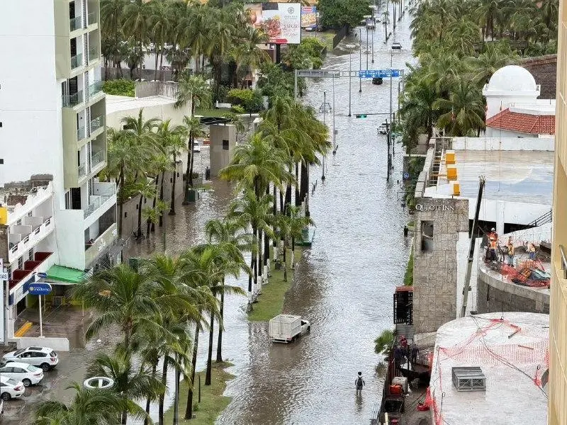 Unos minutos de lluvia y vialidades de Mazatlán se inundan
