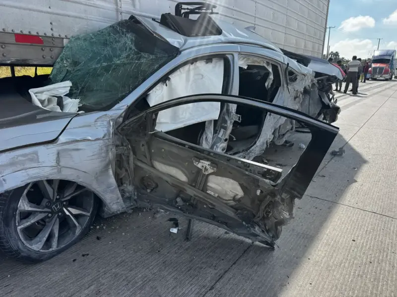 Automóvil se incrusta bajo tráiler en autopista México-Querétaro