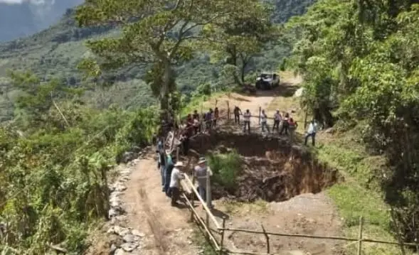 Fuertes lluvias forman socavón y afecta caminos en Sierra de Zongolica