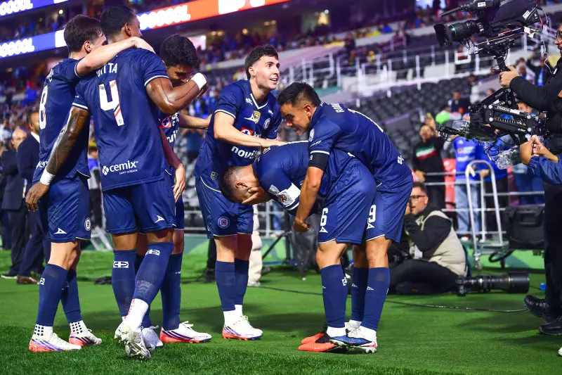 El tremendo gesto de jugadores de Cruz Azul con Erik Lira tras golazo ante América