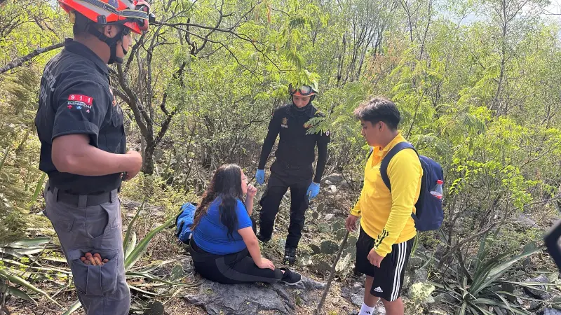Auxilian a joven con debilidad y heridas en los pies durante recorrido en el Cerro de la Silla