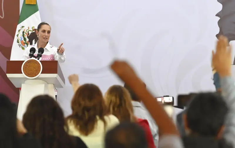 Sheinbaum descarta intromisión en INE y cuestiona cambio de color