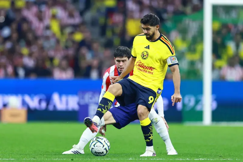 ¿Vestidor roto? Zendejas, Cervantes y Henry explotan tras salir de cambio en el Clásico Nacional