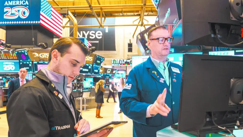 Wall Street cae presionada por el alza del petróleo y rendimientos que superan el 5%