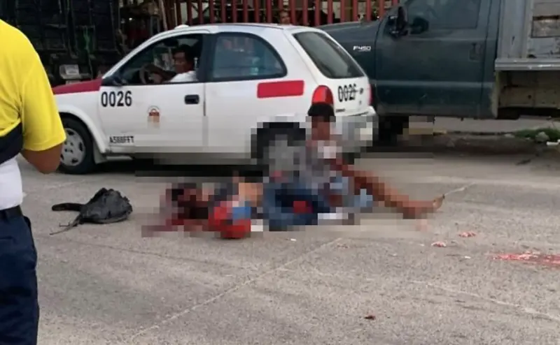 Atropella camión recolector de basura a 2 en moto en Acapulco; un muerto