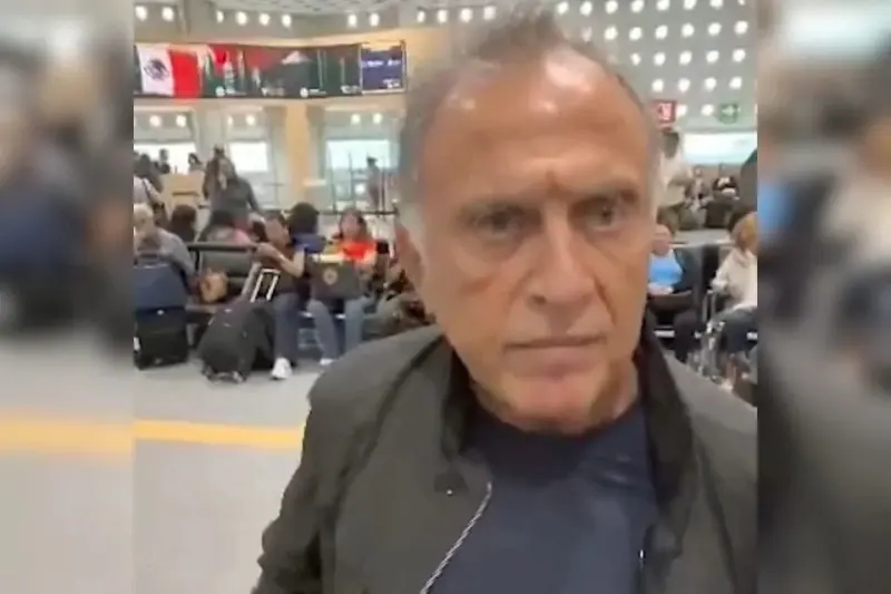 Le gritan 'traidor' a Yunes Linares en el AICM