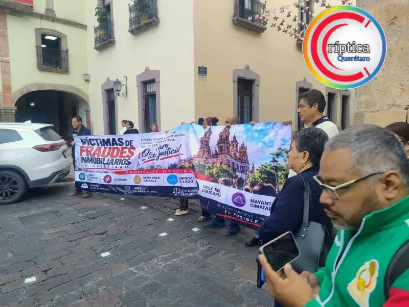 Se manifiestan en Plaza de Armas por presunto fraude inmobiliario; aseguran haber perdido sus ahorros por departamentos que no recibieron