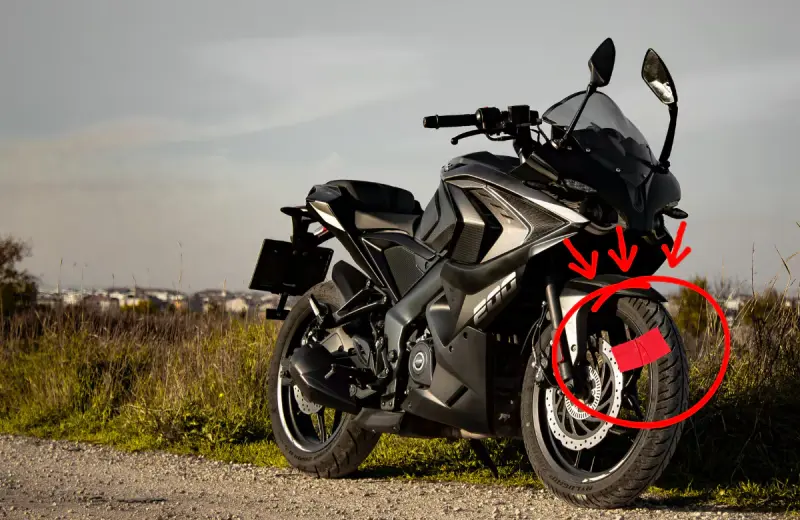 Expertos explican cómo una tira de cinta adhesiva en la llanta puede funcionar como una señal para saber si alguien movió tu moto y comprobarlo de un vistazo antes de volver a utilizarla